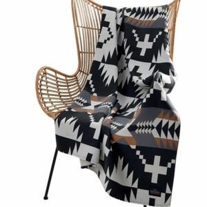 NEW  Pendelton Geometric Black White Boho Throw